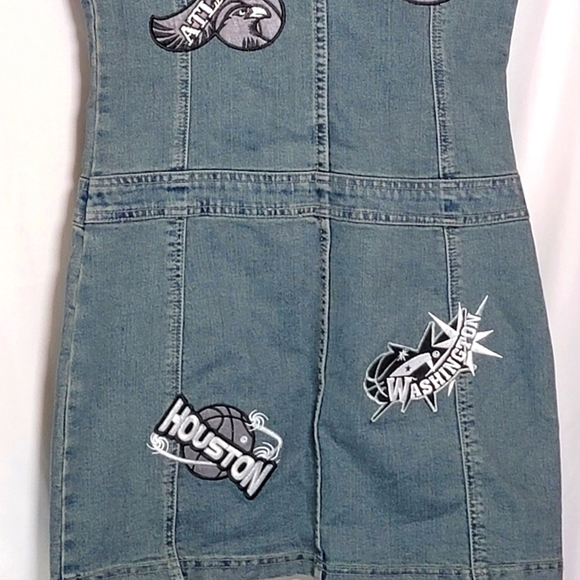 🔥LE MORE🔥BLUE DENIM DRESS W🏀NBA EMBROIDED🏀LOGOS ✨️WOMEN'S MEDIUM - Picture 5 of 6